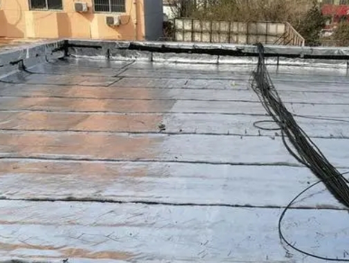 乌拉特后卫生间漏水维修公司分享下乌拉特后屋面楼顶防水刚性防水层施工要点。